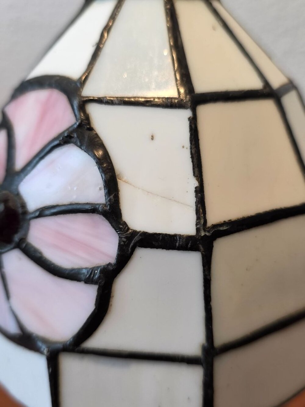 Vintage Tiffany-Style Accent Lamp w/ Stained Glass Floral Shade & Bronze Base - Picture 9 of 14